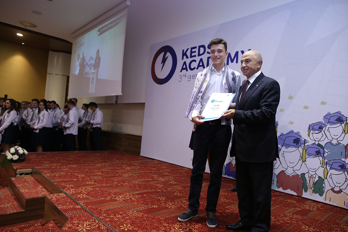 Kosova Elektrik Dağıtım şirketi KEDS’in kurduğu KEDS Academy üçüncü mezunlarını verdi