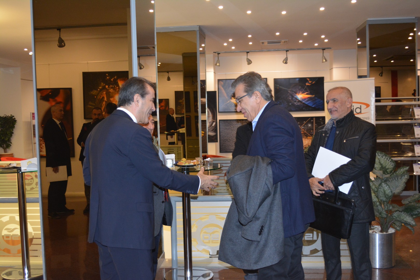 TÜRKİYE'NİN AYDINLATMASI İHRACAT İLE BÜYÜYOR