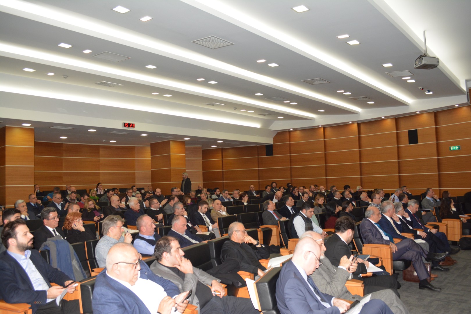 TÜRKİYE'NİN AYDINLATMASI İHRACAT İLE BÜYÜYOR