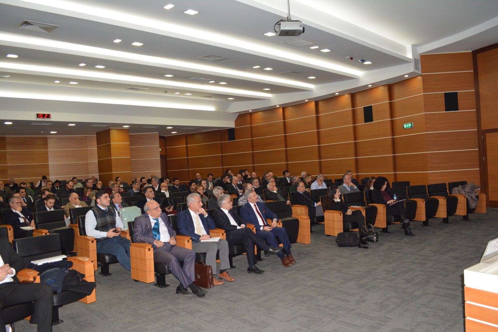 TÜRKİYE'NİN AYDINLATMASI İHRACAT İLE BÜYÜYOR