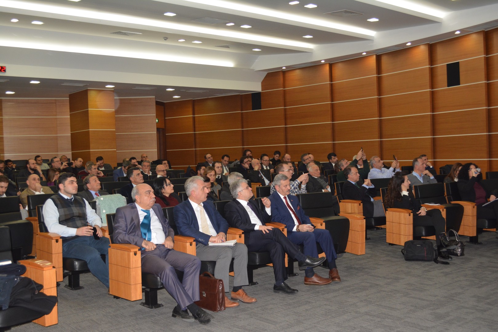 TÜRKİYE'NİN AYDINLATMASI İHRACAT İLE BÜYÜYOR