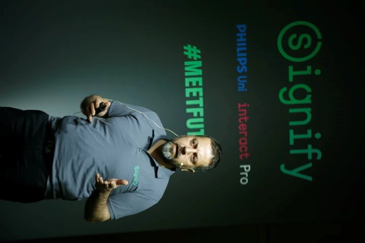 Signify, Tek Dokunuşla Çalışanların Hayatını Aydınlatacak Bir Uygulamaya İmza Atıyor