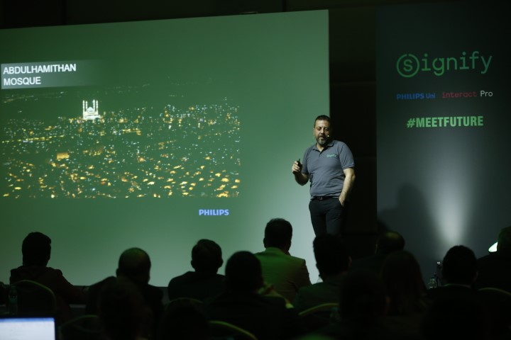 Signify, Tek Dokunuşla Çalışanların Hayatını Aydınlatacak Bir Uygulamaya İmza Atıyor