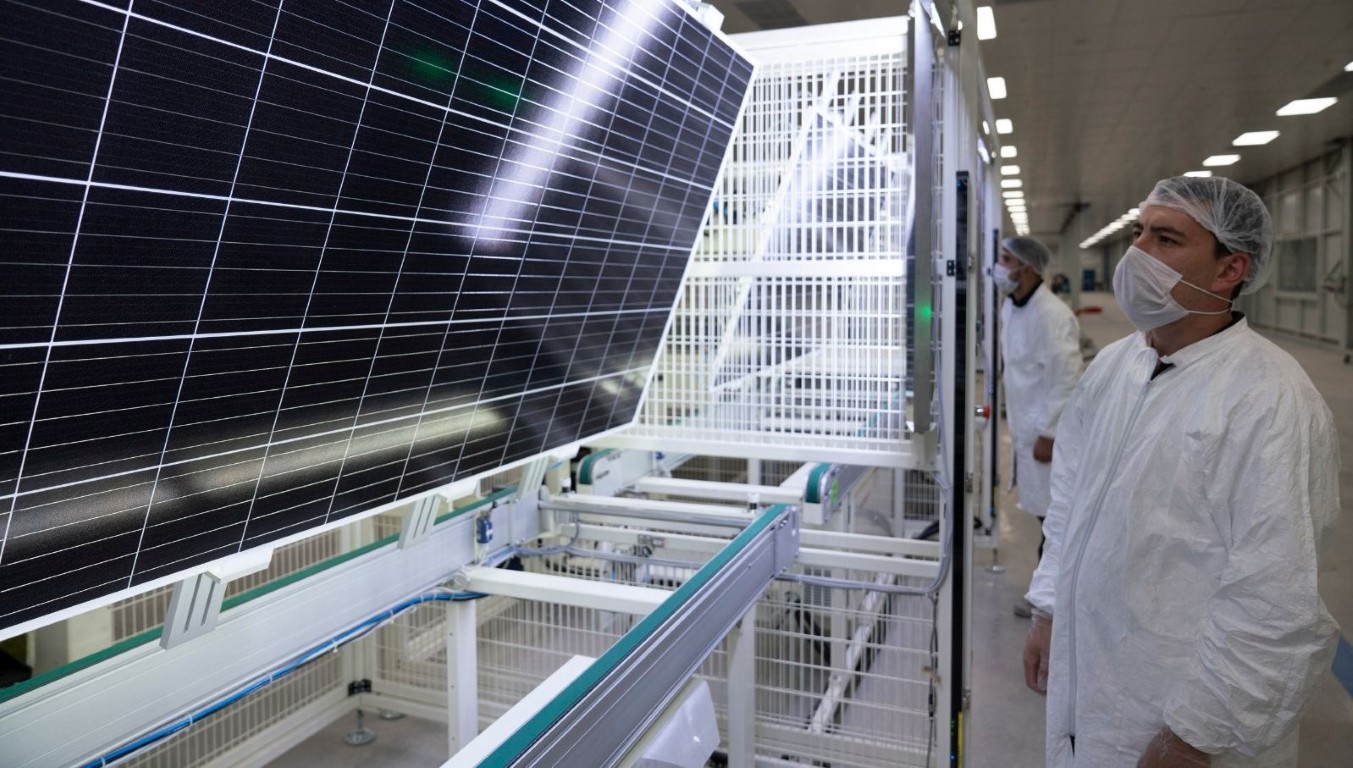 Güneş paneli üretiminde yer alan süreçlerin 4 aşamasını tek çatı altında toplandığının altını çizen Cemal Kalyoncu, “6 yılda kurulamaz denen bu fabrikayı 1.5 yılda kurmayı başardık. 