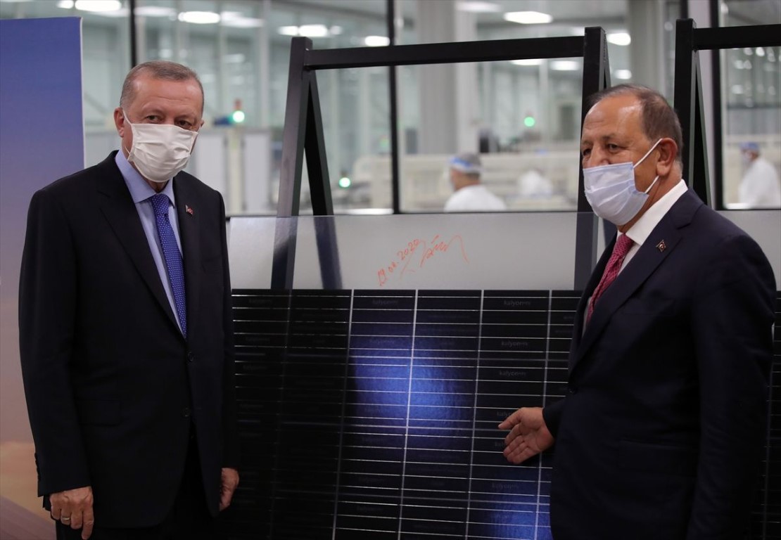 güneş paneli üretiminin en önemli aşamalarından biri olan ve yüksek teknoloji gerektiren poli-silisyumdan ingot üretimi de gerçekleştiriyor. Bu özelliğiyle, sadece Türkiye